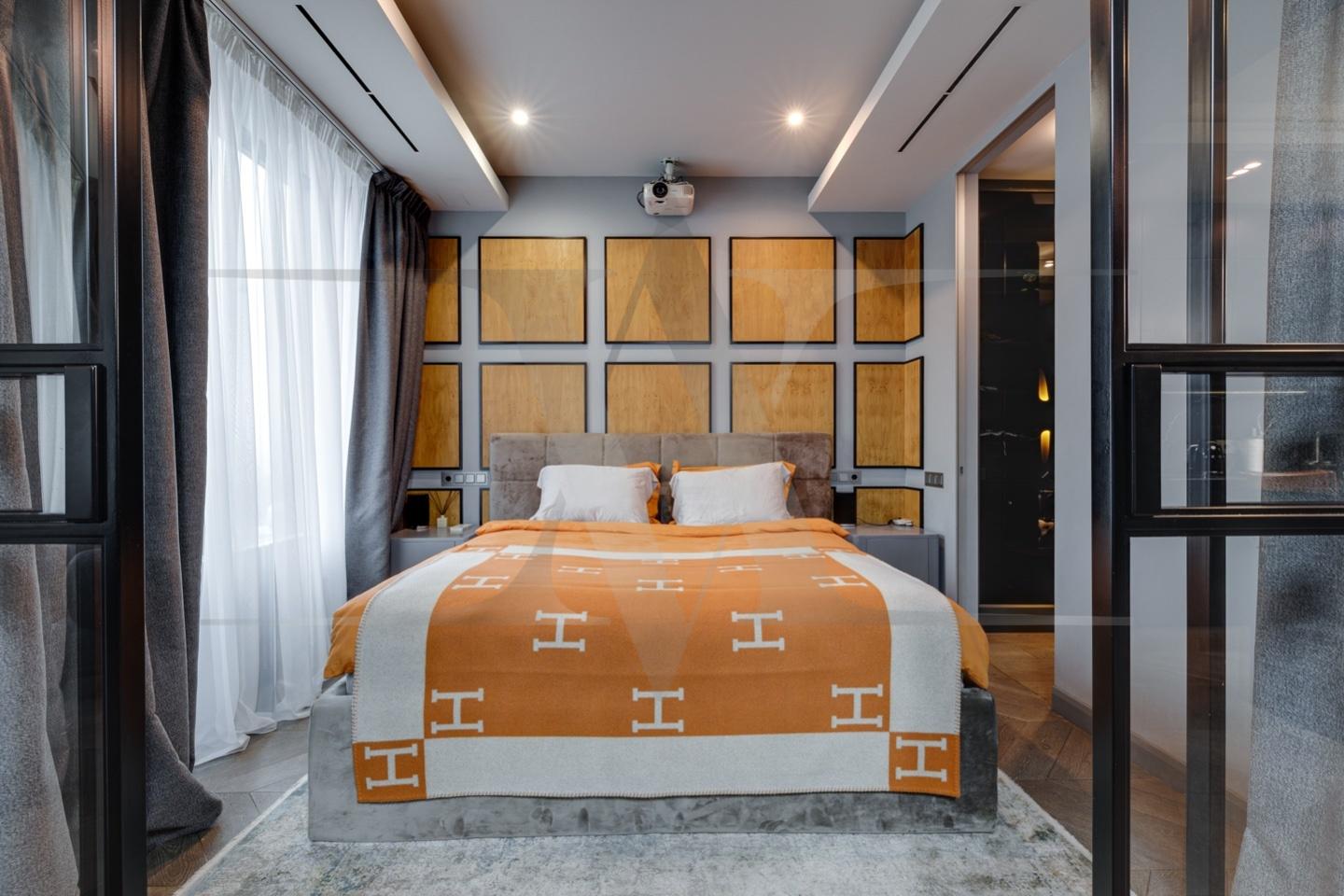 Продаются стильные апартаменты в современном доме на Мосфильмовской улице, 74Б. Общая площадь составляет 73 квадратных метра. Апартаменты находятся на 21 этаже 29-этажного монолитного здания 2017 года постройки. В квартире уютная спальня, просторная кухня-гостинная, гардеробная и совмещенный санузел