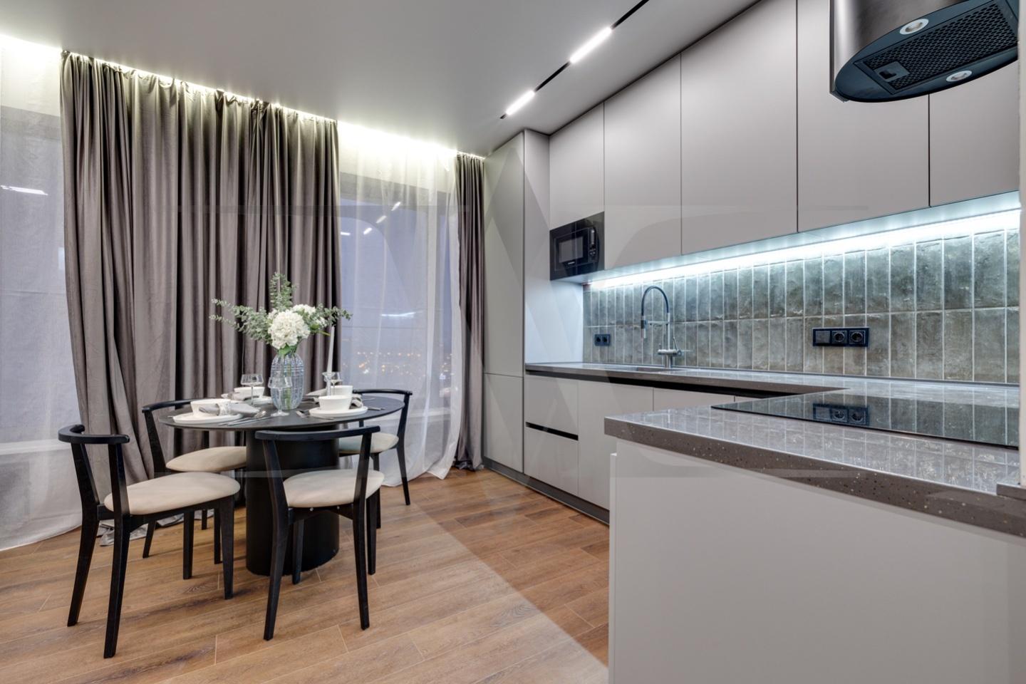 
Новая 2-х комнатная квартира с большой кухней гостиной и авторским дизайн-проектом от студии дизайна Design Alliance. Ремонт квартиры выполнен командой студии «Design Alliance». Начиная от разработки проекта и заканчивая клинингом квартиры всю работу по созданию вашего идеального жилья берет на с