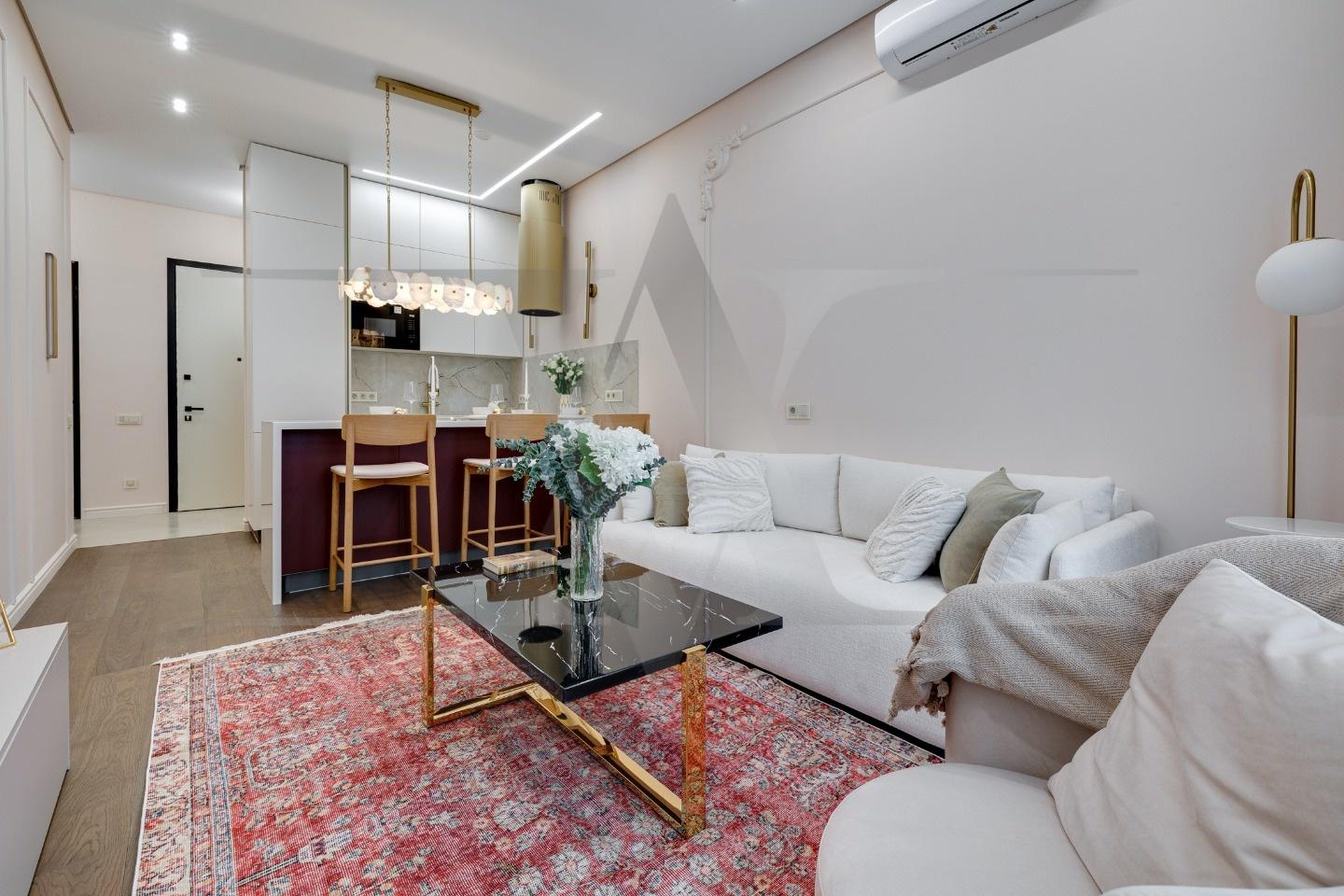 
Новая 2-комнатная квартира с большой кухней гостиной и авторским дизайн-проектом от студии дизайна Design Alliance. 
Ремонт квартиры выполнен командой студии «Design Alliance». Начиная от разработки проекта и заканчивая клинингом квартиры всю работу по созданию вашего идеального жилья берет на се