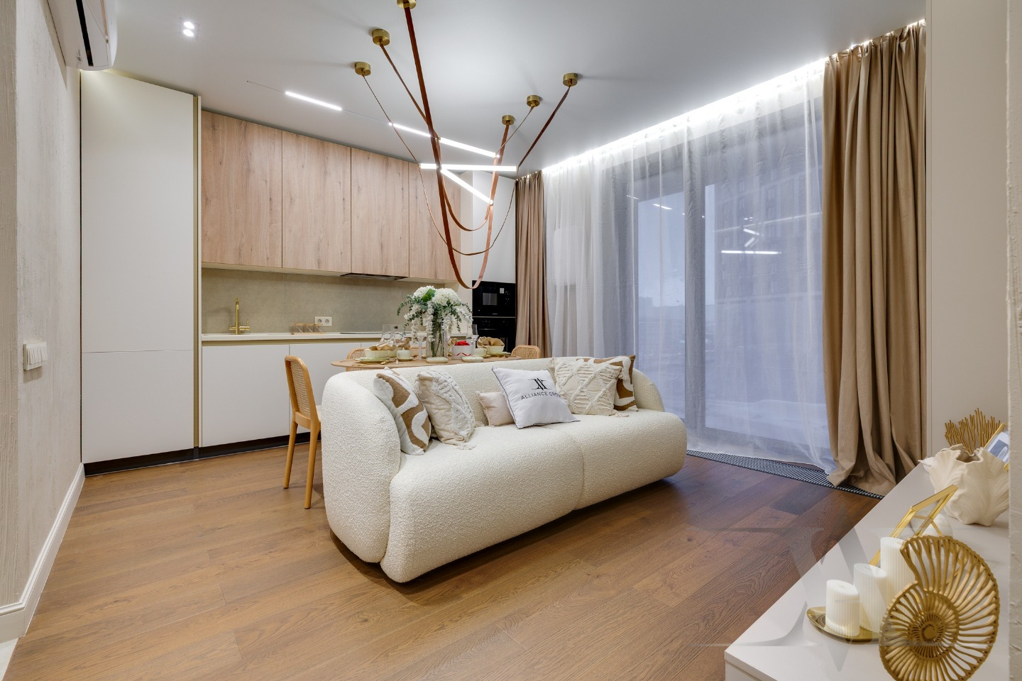 
Новая 4-х комнатная квартира с большой кухней гостиной и авторским дизайн-проектом от студии дизайна «Design Alliance». Ремонт квартиры выполнен командой студии «Design Alliance». Начиная от разработки проекта и заканчивая клинингом квартиры всю работу по созданию вашего идеального жилья берет на с