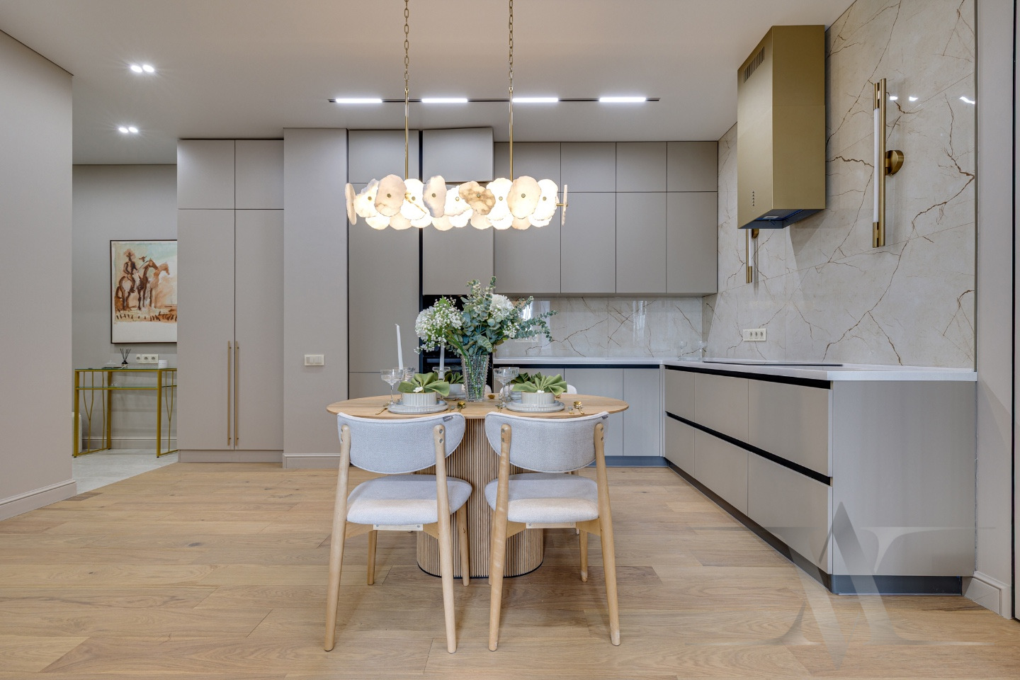 
Новая 3-х комнатная квартира с большой кухней гостиной и авторским дизайн-проектом от студии дизайна «Design Alliance». Ремонт квартиры выполнен командой студии «Design Alliance». Начиная от разработки проекта и заканчивая клинингом квартиры всю работу по созданию вашего идеального жилья берет на с